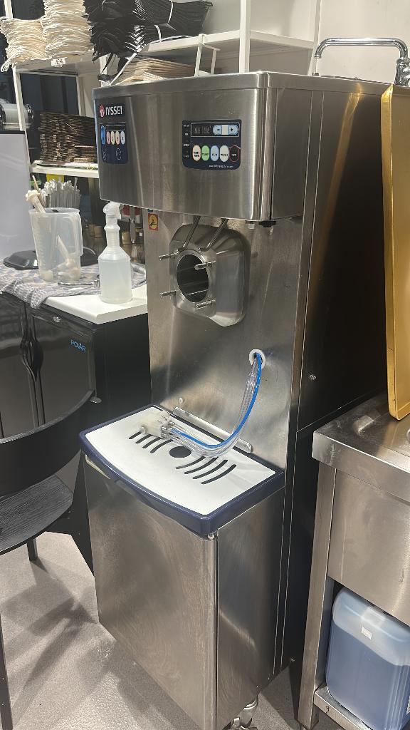 softijs en milkshake machine Nissei NA3331, Witgoed en Apparatuur, IJsmachines, Ophalen, Gebruikt