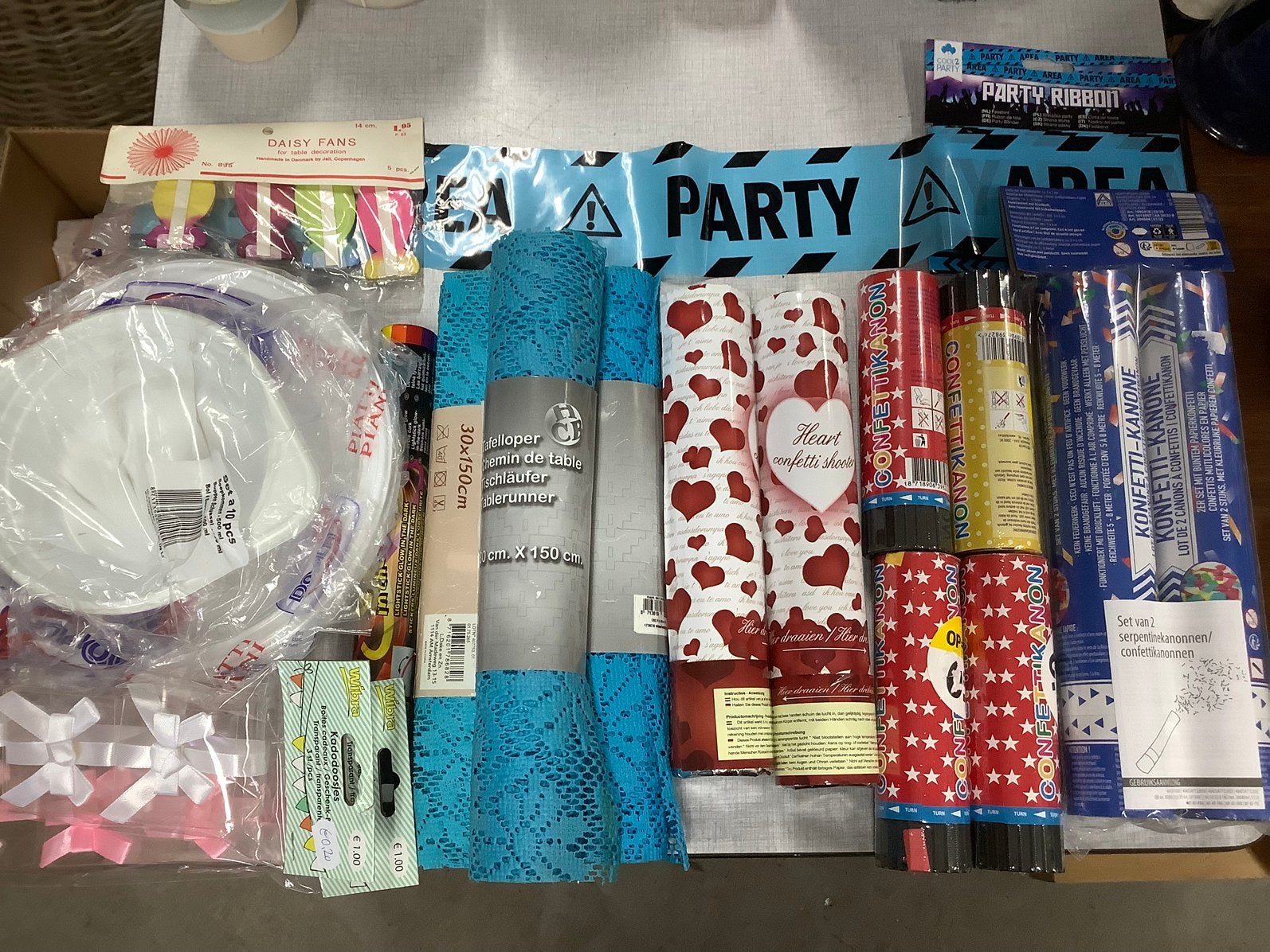 Diverse feestartikelen party popper lint weggooi borden, Ophalen of Verzenden, Zo goed als nieuw, Feestartikel, Verjaardag