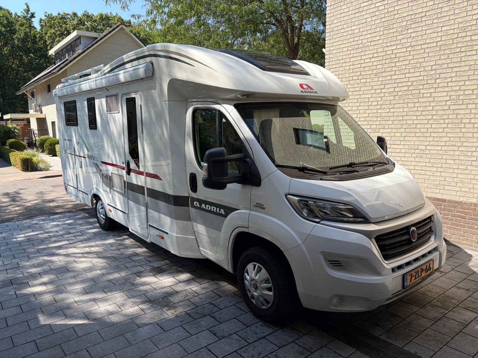 Adria Matrix M 670 SL Plus –2015 –150 pk- 5 pers - 58122km, Ringverwarming, Afzuigkap, Fiat, 7 tot 8 meter