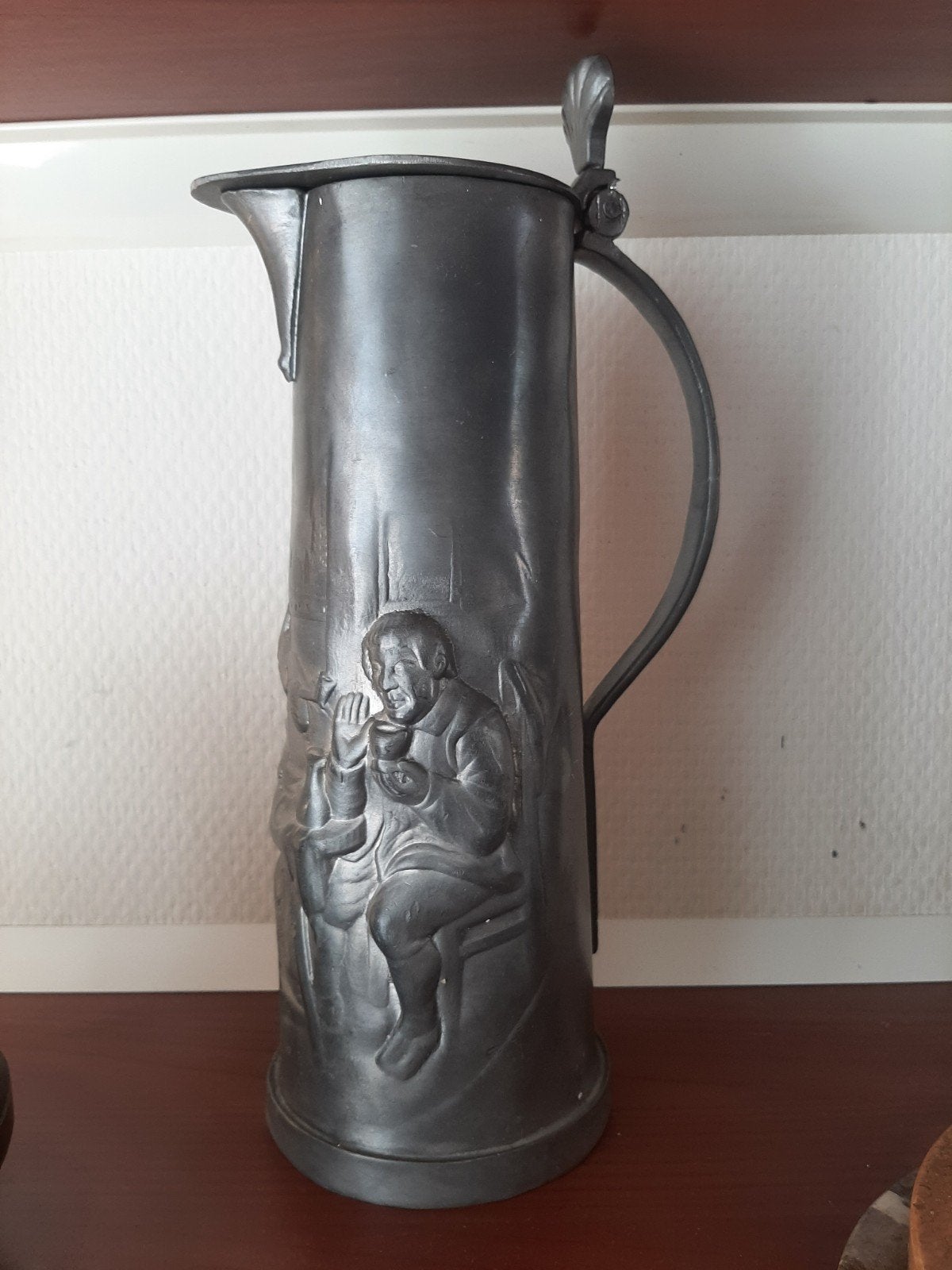 Antieke tinnen kan met reliëfdecoratie, Ophalen
