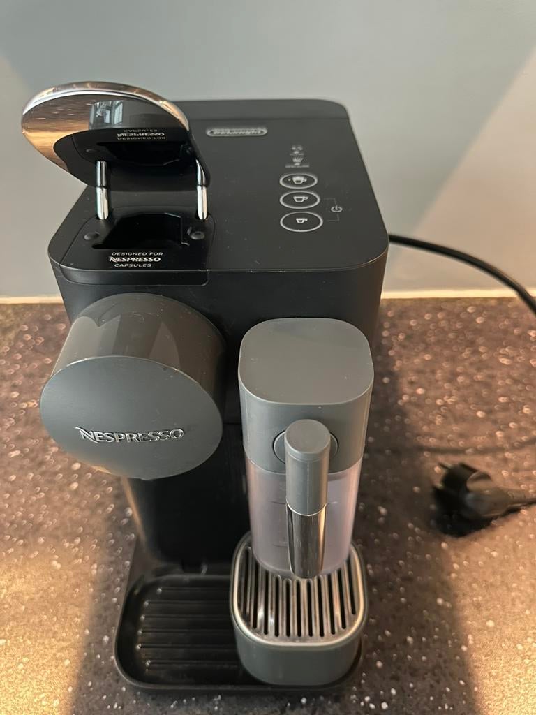 De’Longhi Nespresso Lattissima One … koffie machine @@, Ophalen of Verzenden, Zo goed als nieuw, Koffiemachine