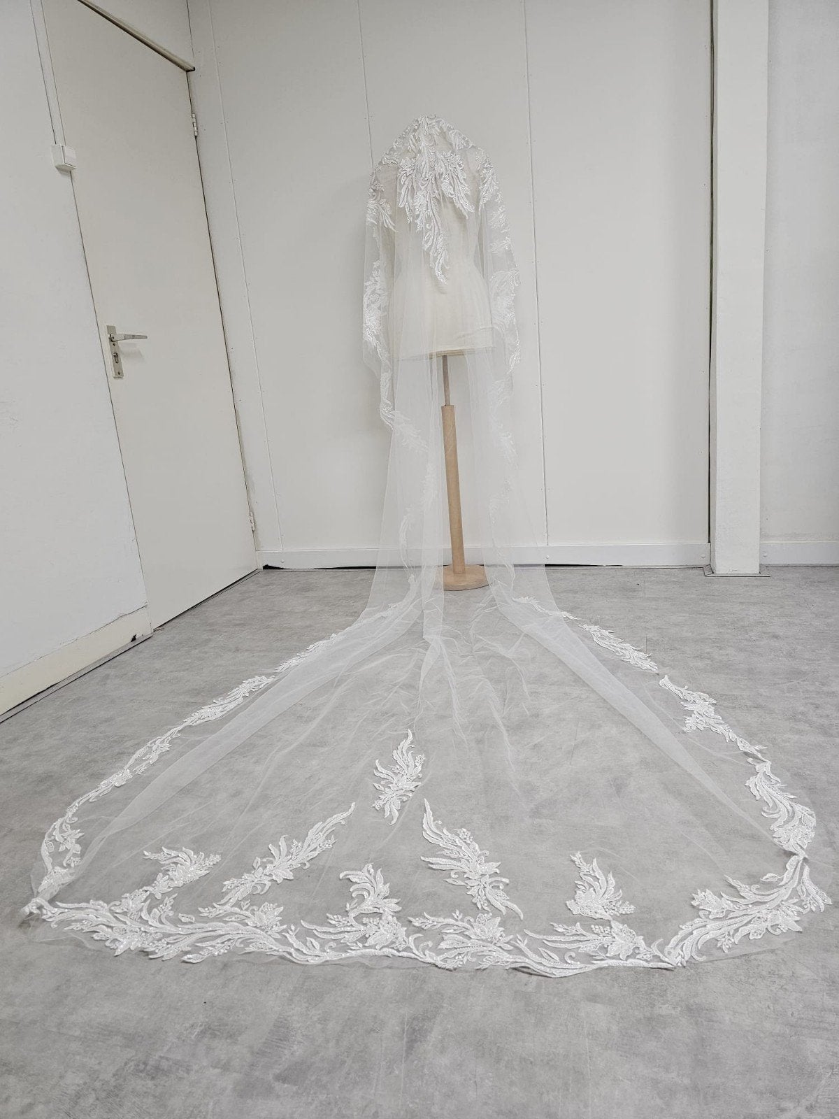luxe sluier versierd trouwjurk bruidsjurk volbewerkt met kra, Ophalen of Verzenden, Nieuw, Wit, Accessoires