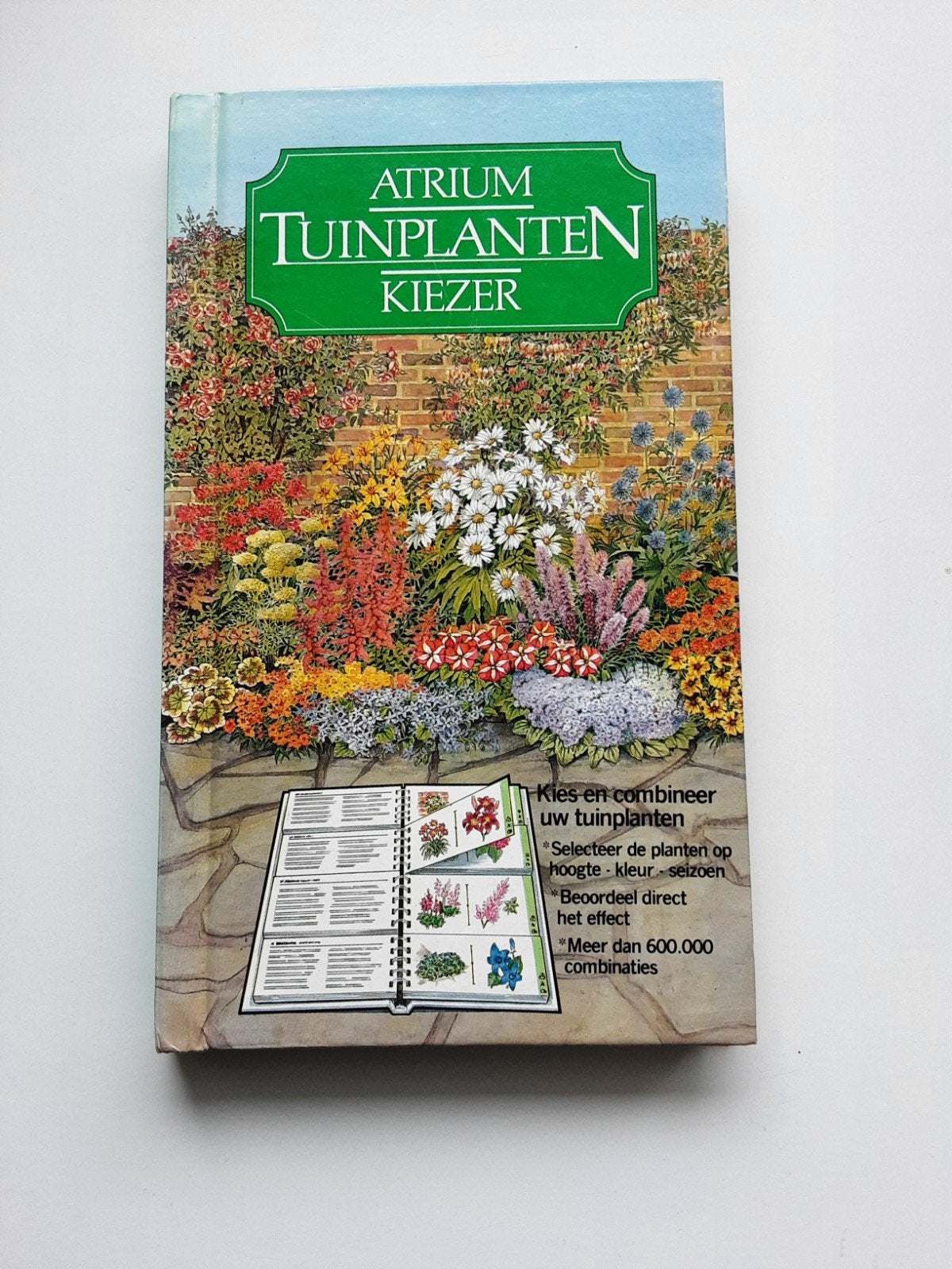 Atrium tuinplanten kiezer - tuinplant boek, Ophalen of Verzenden, Zo goed als nieuw