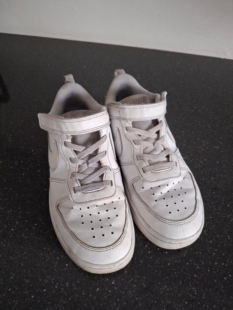 Leuke witte schoenen Nike maat 35, Jongen of Meisje, Schoenen, Ophalen of Verzenden, Zo goed als nieuw
