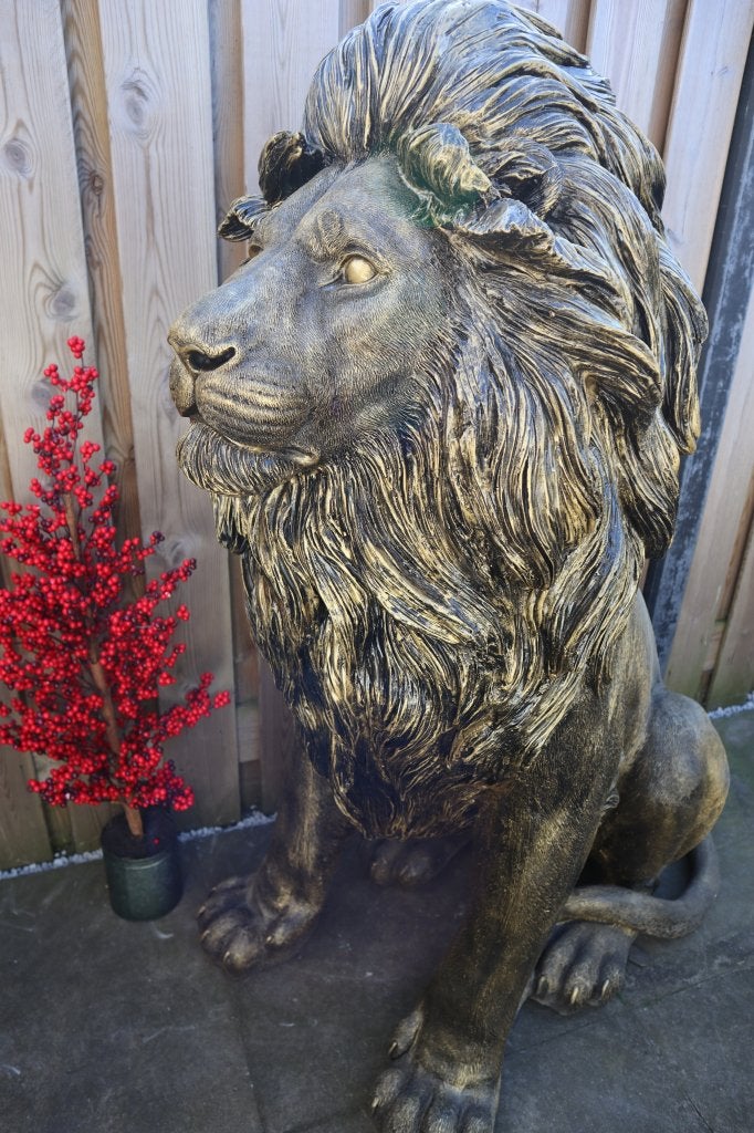 Leeuw beeld goud 134 cm – XXL zittend model dierenbeeld, Dierenbeeld, Kunststof, -, -