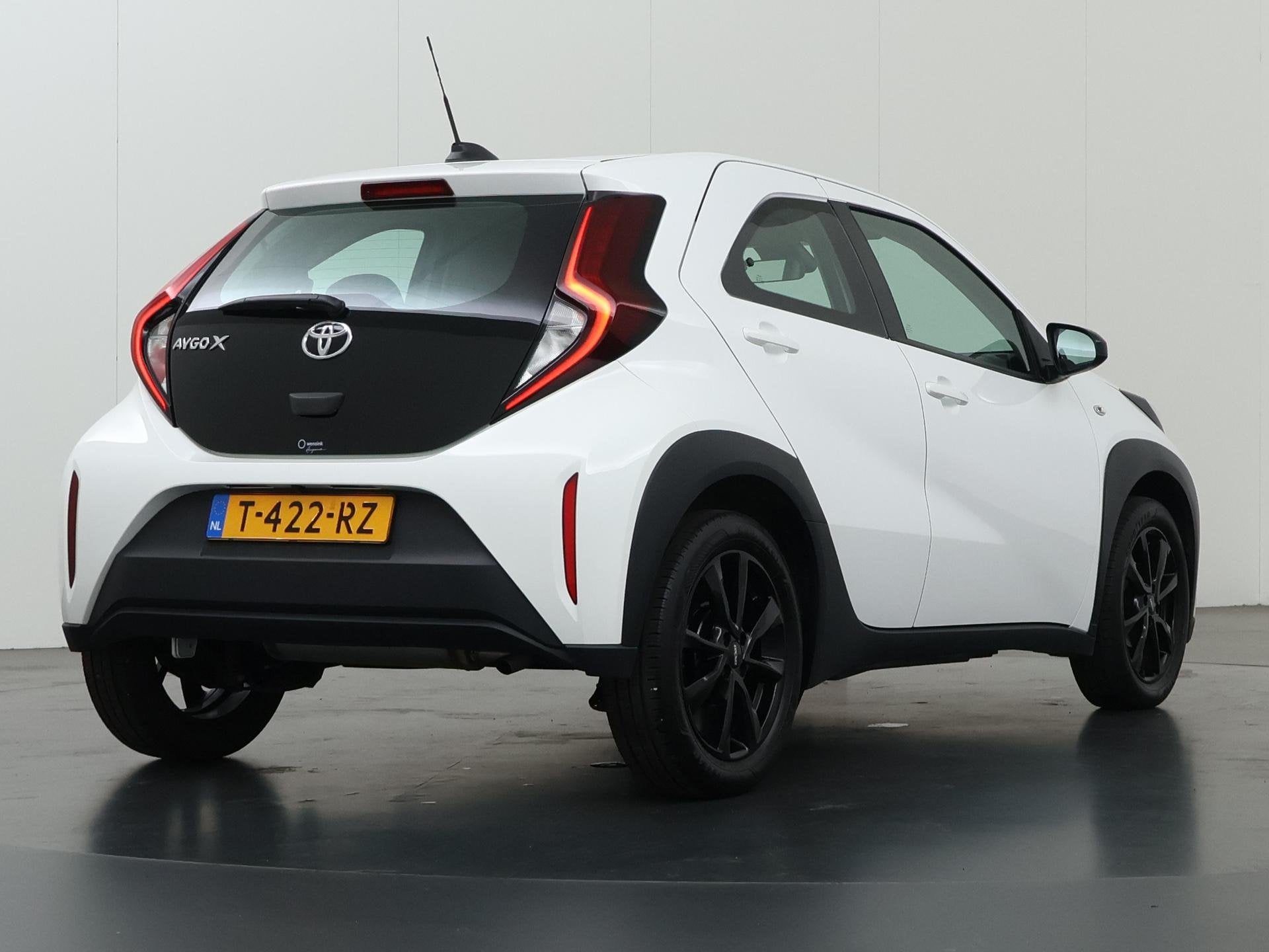 Toyota Aygo X 1.0 VVT-i MT Play | Navigatie | Parkeercamera, Auto's, Stof, Gebruikt, 920 kg, 4 stoelen