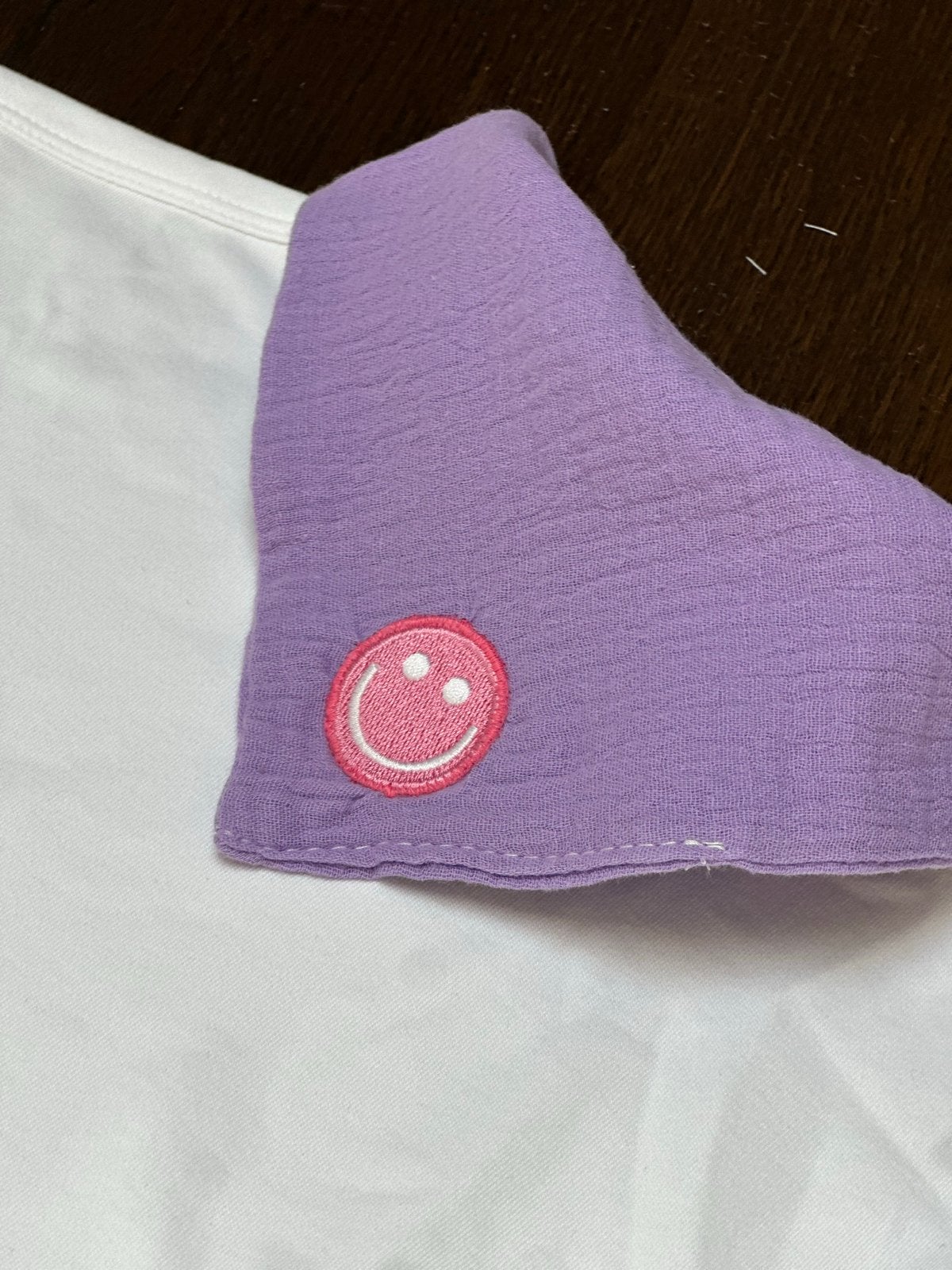 Handgemaakt hydrofiel bandana slabbetje met smiley - Lila, Verzenden, Nieuw