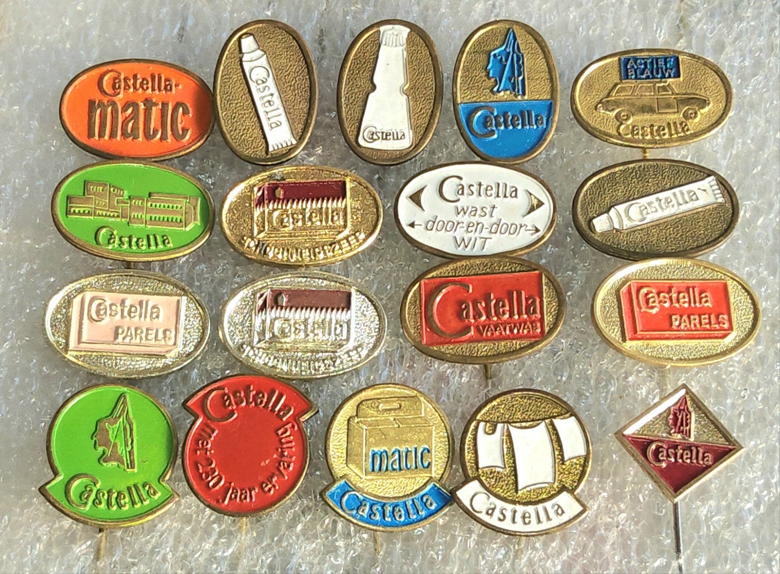 18 Castella Speldjes - Vintage Reclame, Verzamelen, Speldjes, Pins en Buttons, Ophalen of Verzenden, Gebruikt, Overige onderwerpen