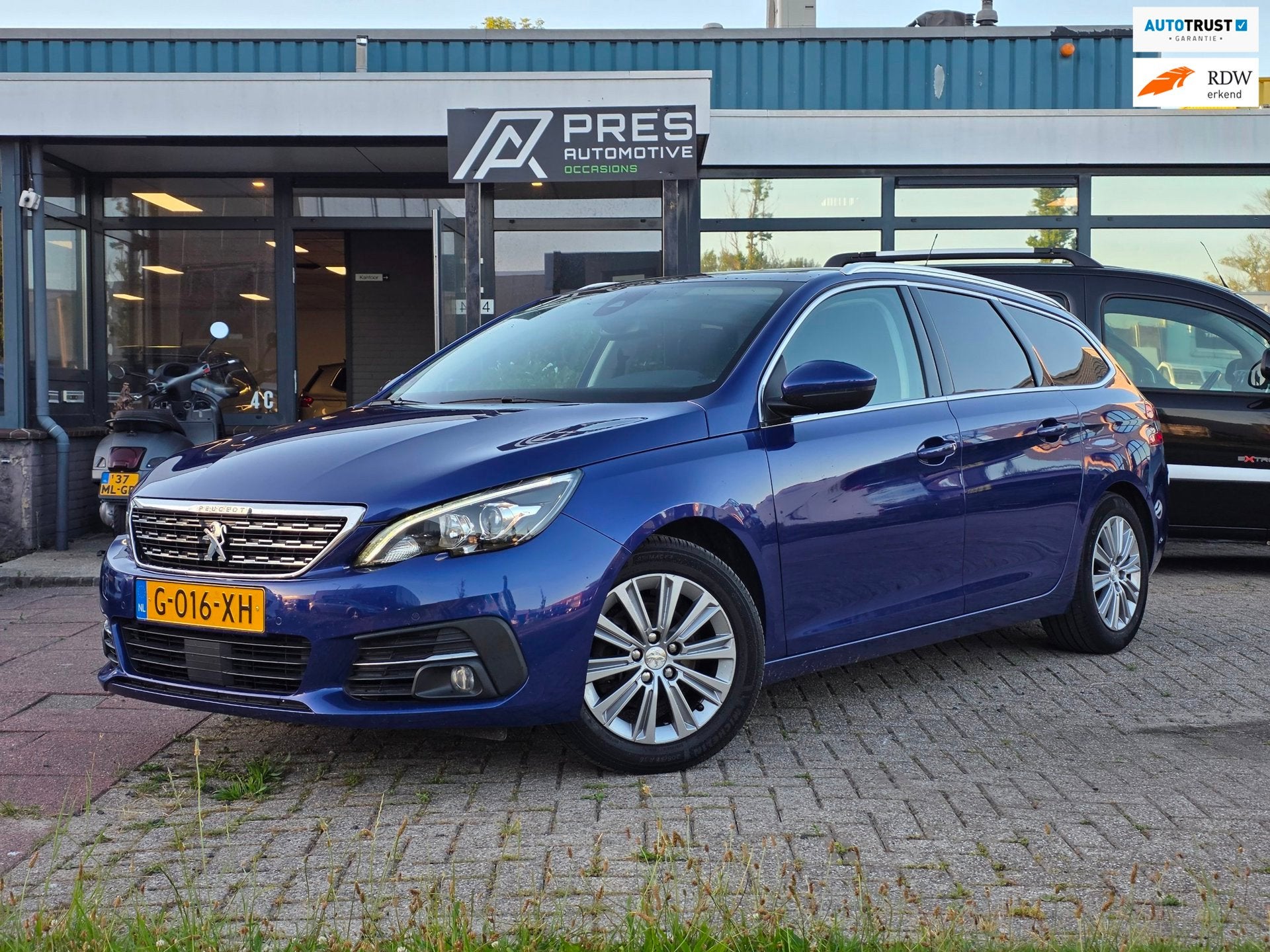 Peugeot 308 SW 1.2 PureTech Blue Lease Premium |ACC|PANO|CAM, Auto's, Voorwielaandrijving, Dealer onderhouden, Stof, Gebruikt