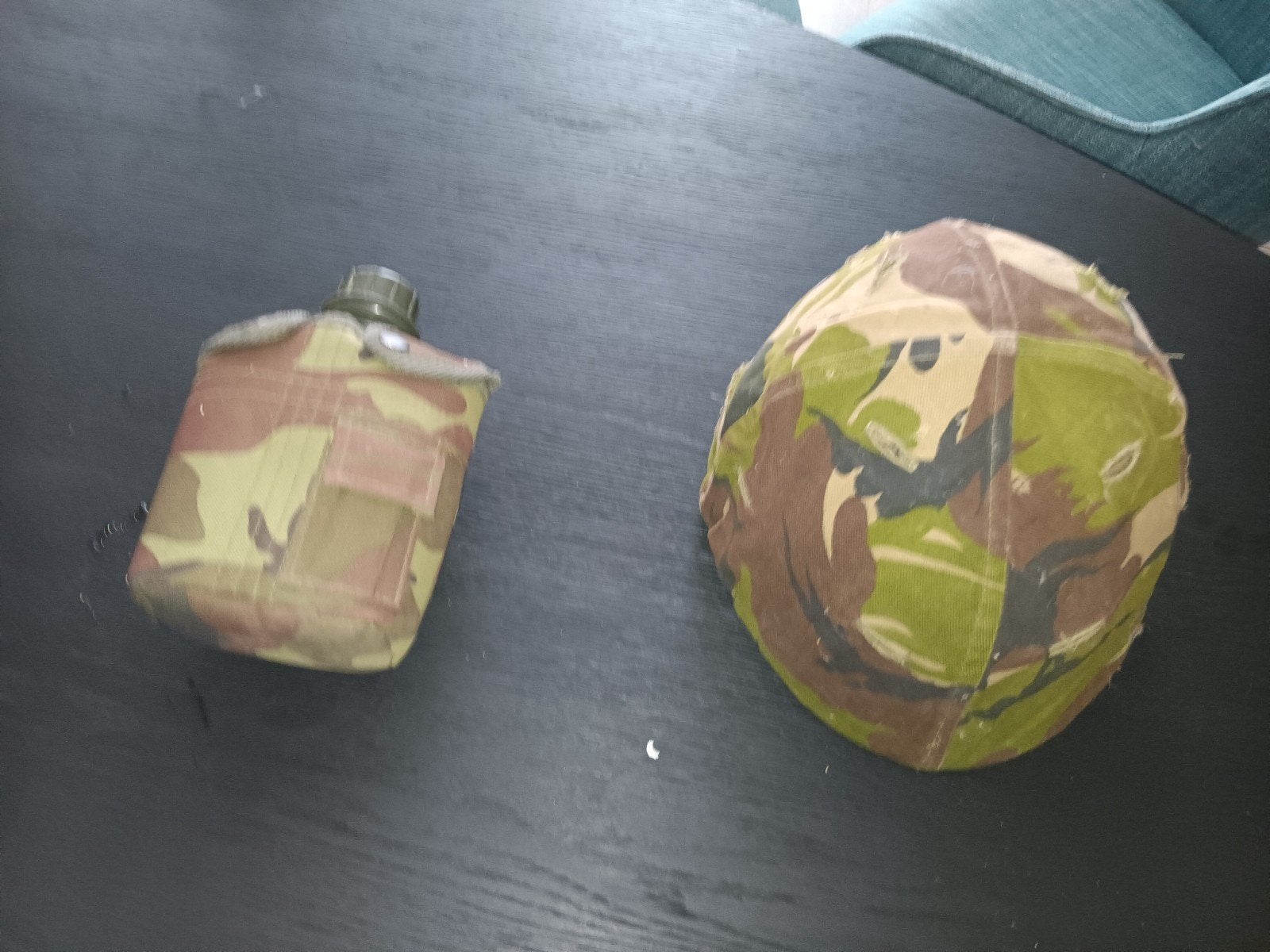 Leger helm en fles, Ophalen of Verzenden, Zo goed als nieuw, Sport, Speldje of Pin