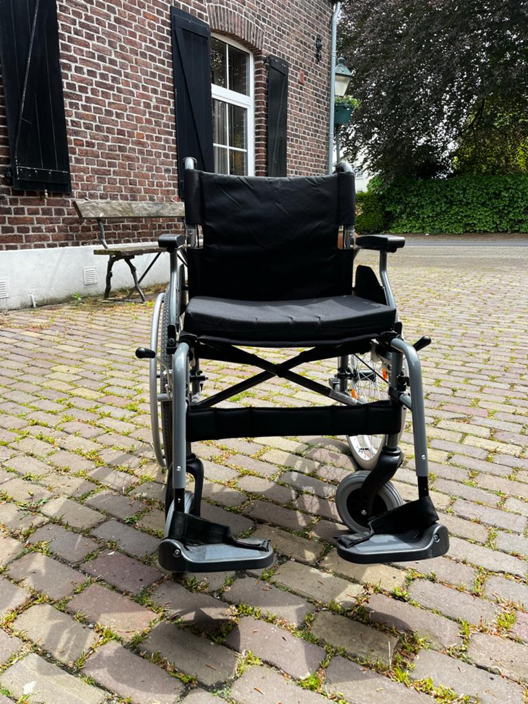 Lichtgewicht rolstoel, amper gebruikt, zwart, Ophalen of Verzenden, Zo goed als nieuw, Duwrolstoel