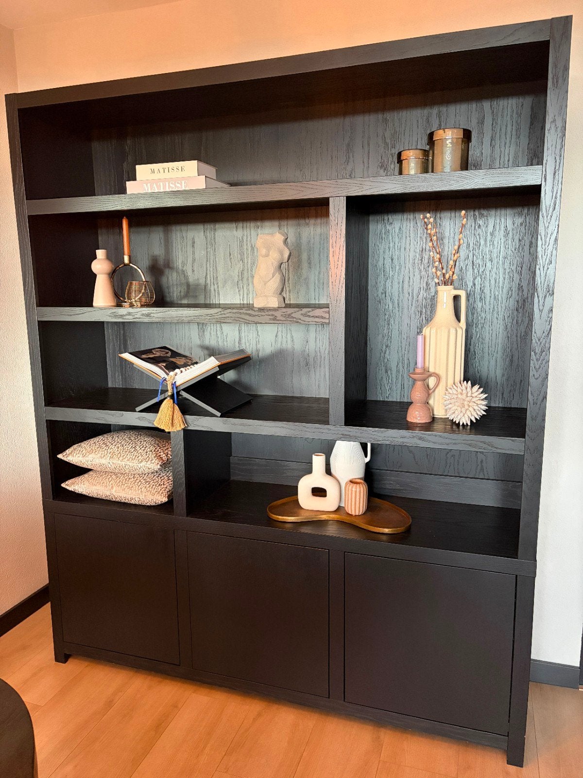 Grote zwarte vakkenkast, Huis en Inrichting, Kasten | Boekenkasten, Ophalen, Met deur(en), 200 cm of meer, Modern, Strak