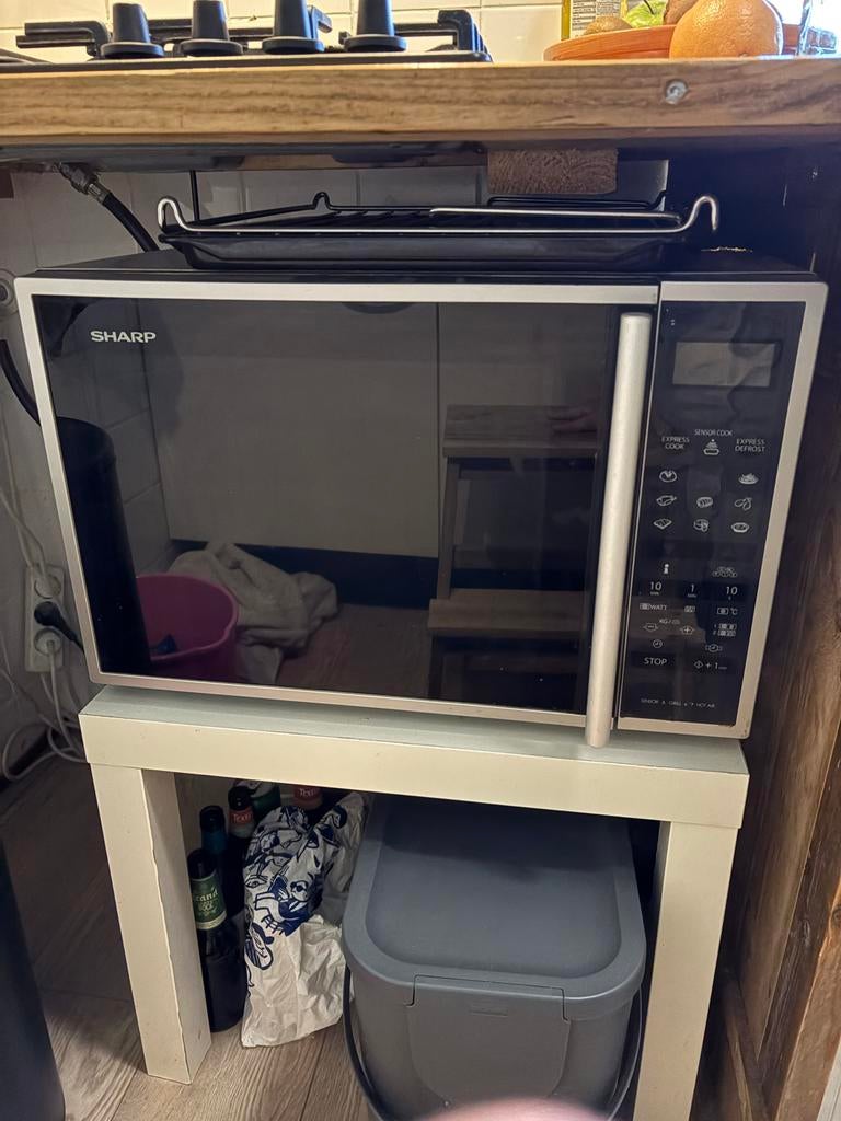 Sharp Combimagnetron - Zilver/Zwart - Zo goed als nieuw, Ophalen, Combimagnetron, Gebruikt, Draaiplateau