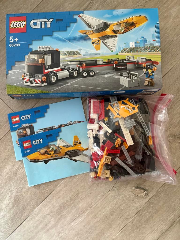 Lego City 60289 Vliegshowjettransport met doos en boekjes, Ophalen of Verzenden, Zo goed als nieuw, Complete set, Lego