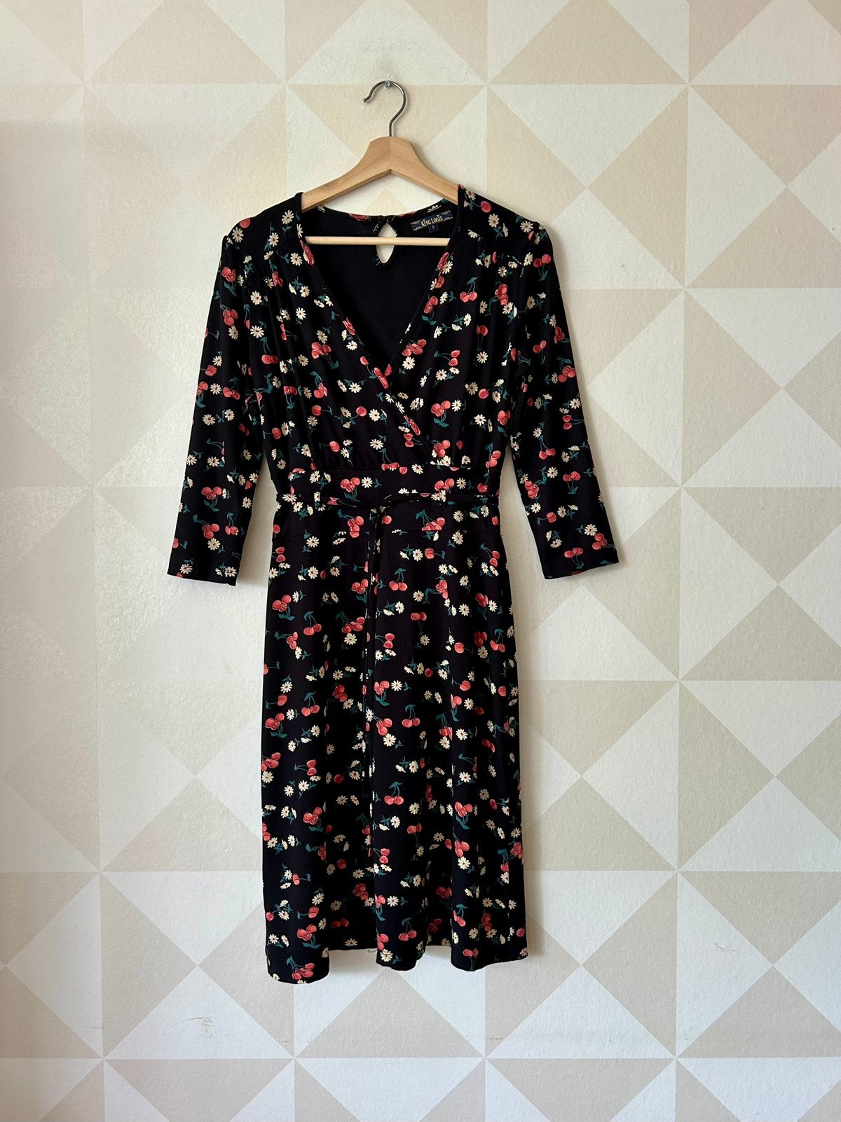 King Louie Cecil Dress jurk zwart rood kers S/36 zgan, Zwart, Ophalen of Verzenden, Zo goed als nieuw, Knielengte