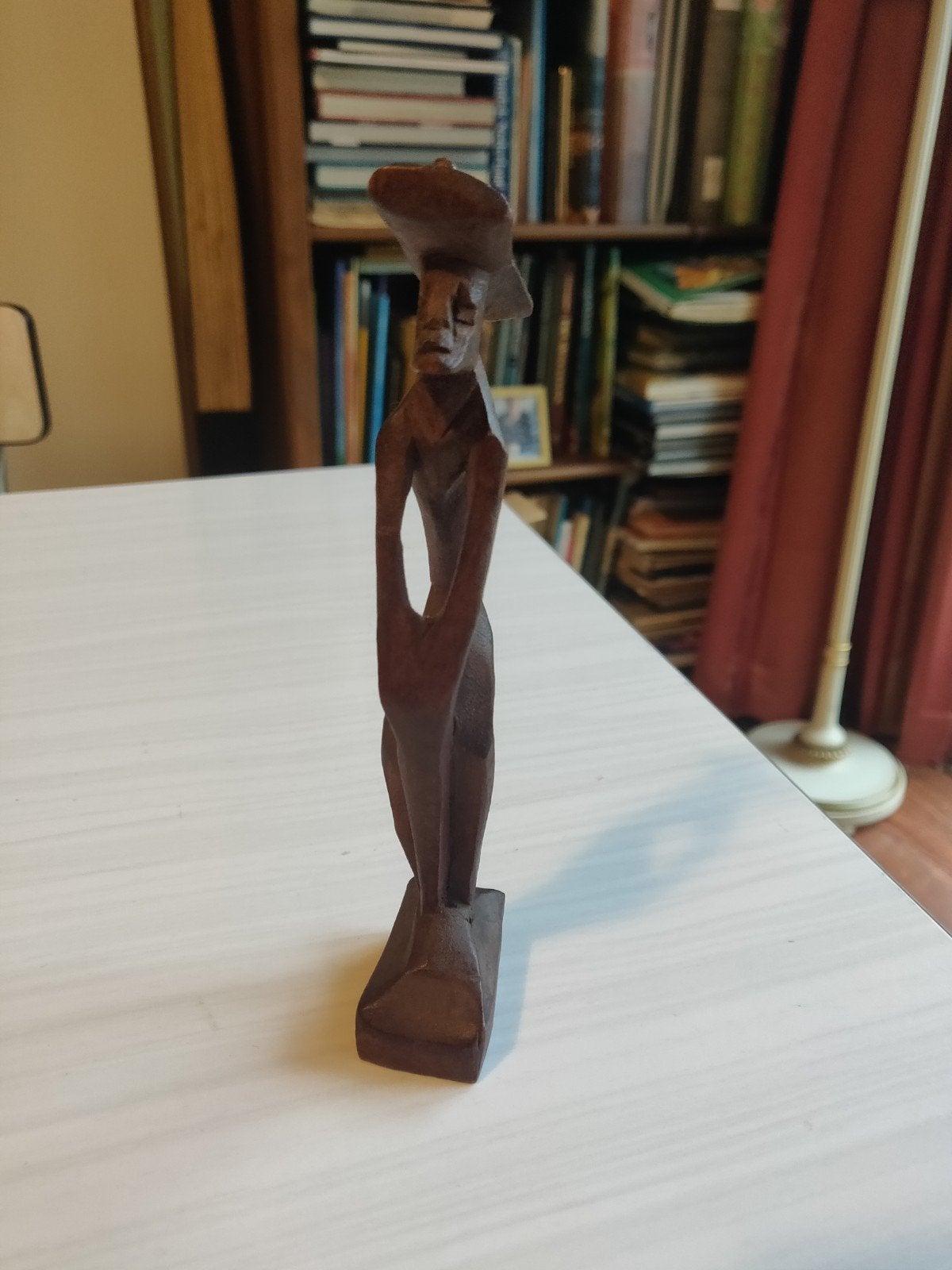 Houten beeldje van een man met hoed, 17 cm hoog, Antiek en Kunst, Minder dan 20 cm, Ophalen of Verzenden, Handgemaakt, Beeld