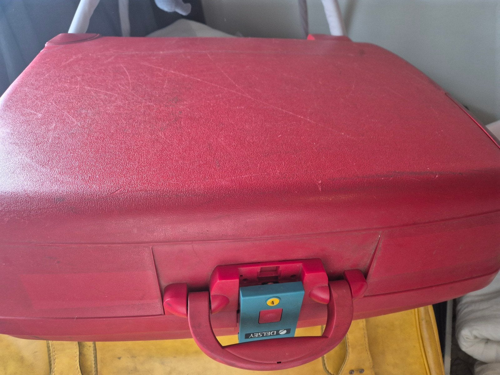 Rode Delsey Koffer - Handig en Compact, Ophalen, Gebruikt, Hard kunststof