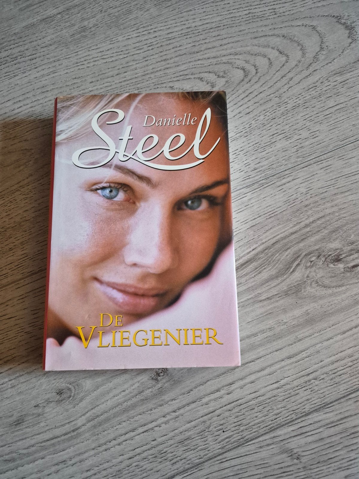 Danielle Steel - De Vliegenier (roman), Ophalen of Verzenden, Gelezen, Danielle Steel, Nederland