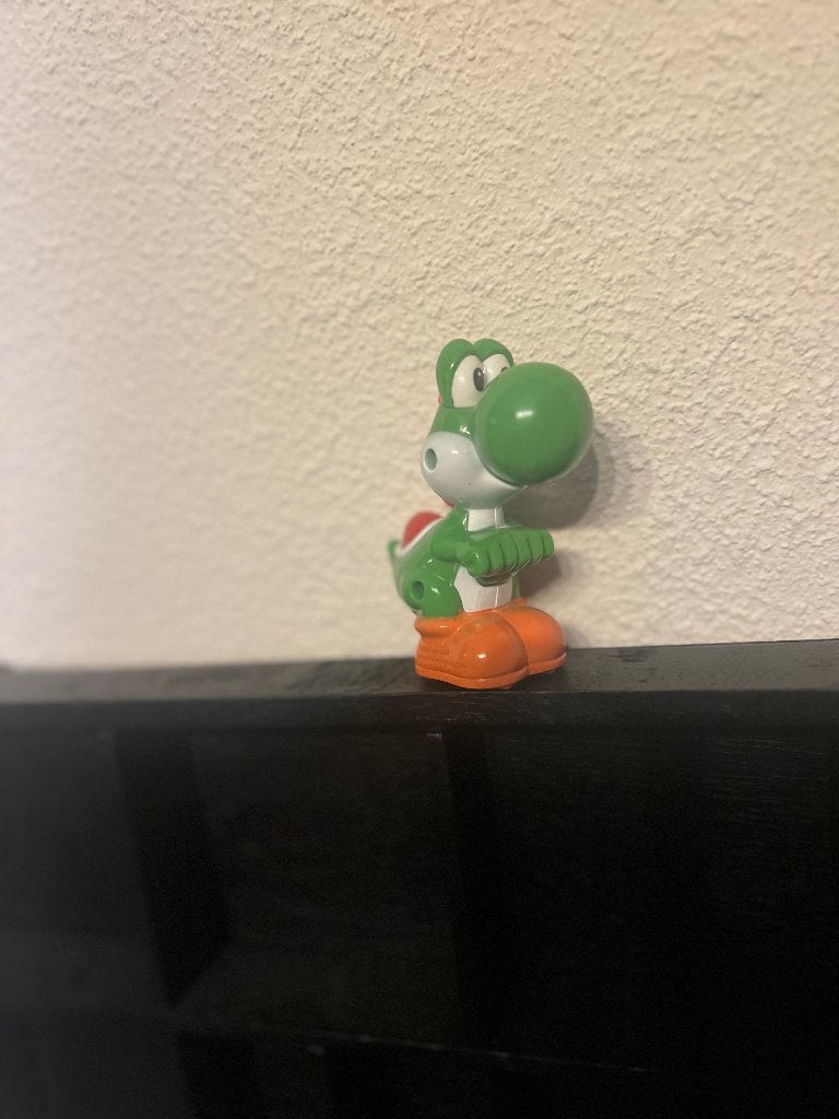 Yoshi poppetje met wieltjes eronder 9 cm groot, Ophalen of Verzenden, Zo goed als nieuw
