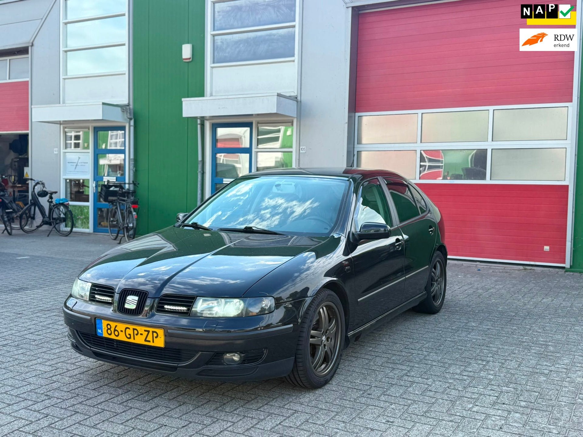 Seat Leon 1.8-20VT Sport Super DIK, Voorwielaandrijving, Gebruikt, Zwart, 4 cilinders