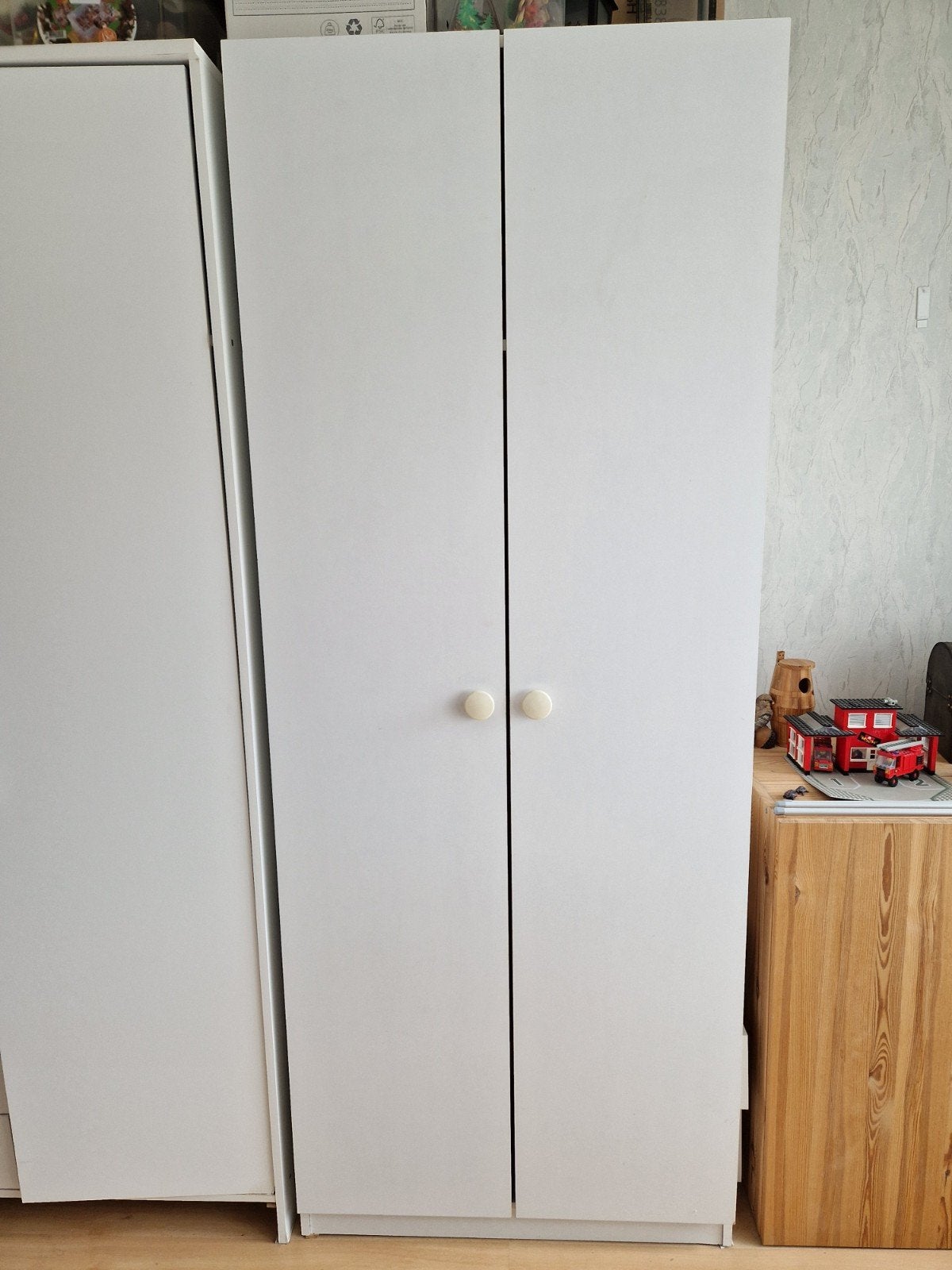 Witte kledingkast 80x56x200 cm met hangroede en plank, Ophalen, Met deur(en), Gebruikt, 200 cm of meer