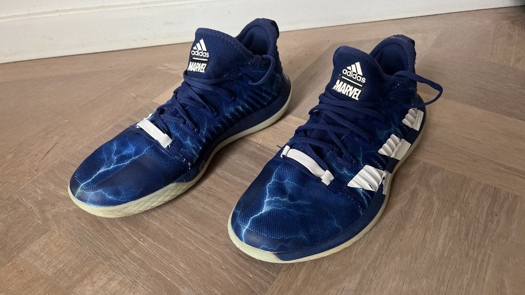 Adidas Stabil Marvel zaalschoenen maat 42⅔ — nieuw, Sport en Fitness, Ophalen of Verzenden, Nieuw, Schoenen