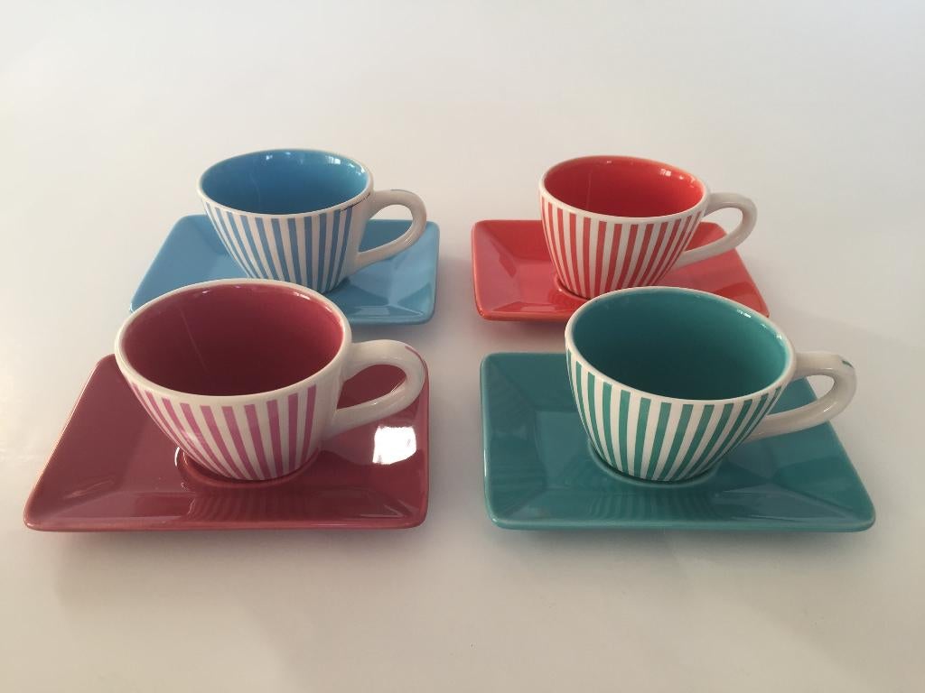 set van 4 vintage ovalen espresso kop + schotels, jaren ‘70, Gebruikt, Ophalen of Verzenden, Overige stijlen, Kop(pen) en/of Schotel(s)