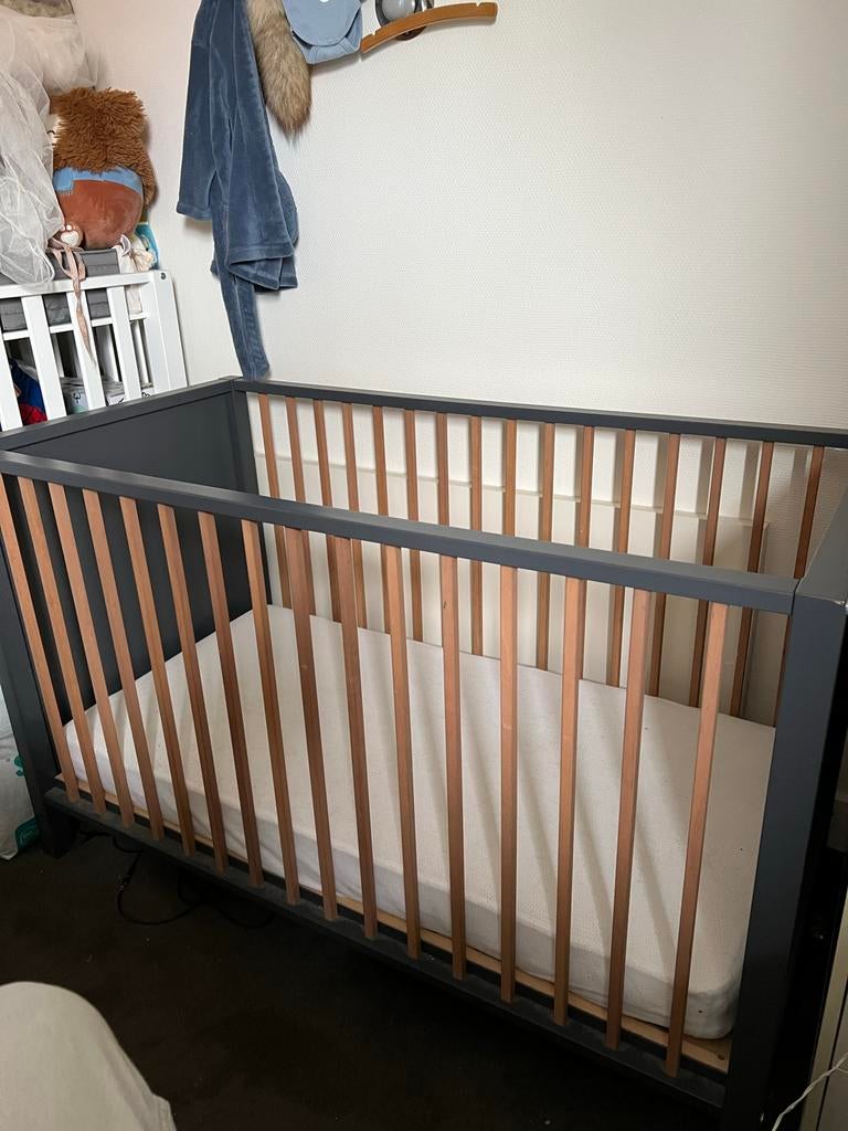 Bopita Ledikant 60x120 - Grijs met Houten Spijlen, Ophalen, Gebruikt, Ledikant