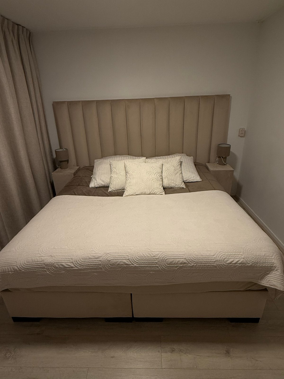 Zo goed als nieuw tweepersoonsbed met gestoffeerd hoofdbord, Ophalen, Beige, Tweepersoons, Zo goed als nieuw