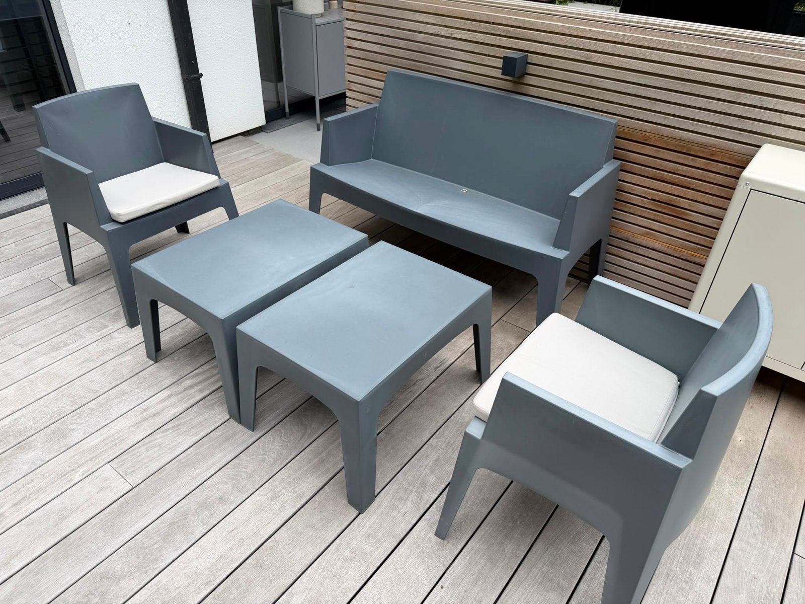 Moderne grijze loungeset met 2 tafels en 4 zitplaatsen, Ophalen, 4 zitplaatsen, Kunststof, Gebruikt