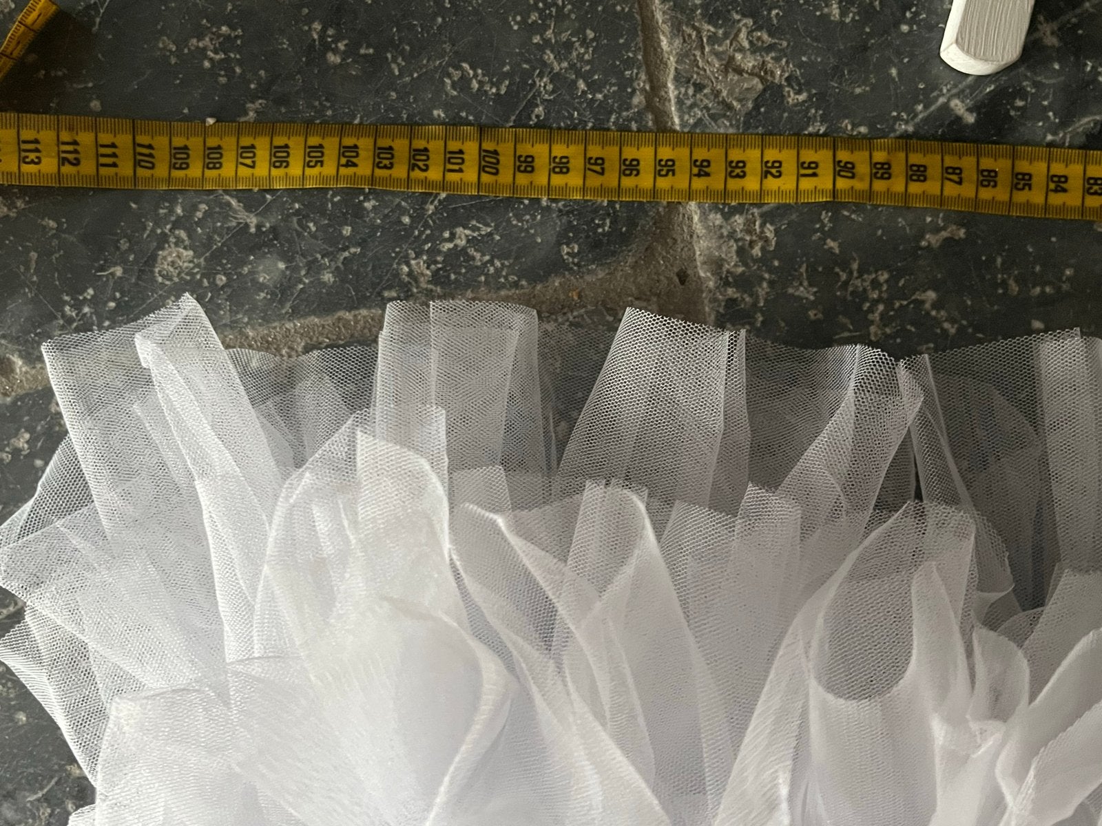 Foto 5 van Witte volle tule stola met schitterend kransje.