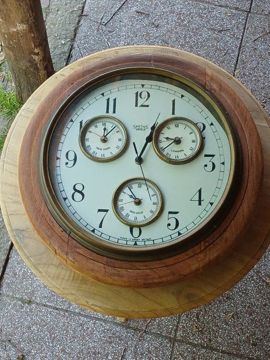 Grote engelse Houten Wandklok met Meerdere Tijdzones, Ophalen of Verzenden