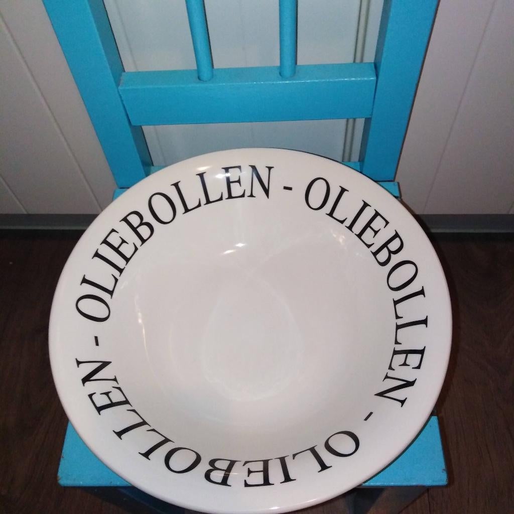 2 Oliebollen schalen zwart en lichtblauw zie omschrijving, Huis en Inrichting, Keuken | Servies, Ophalen, Gebruikt, Schaal of Schalen