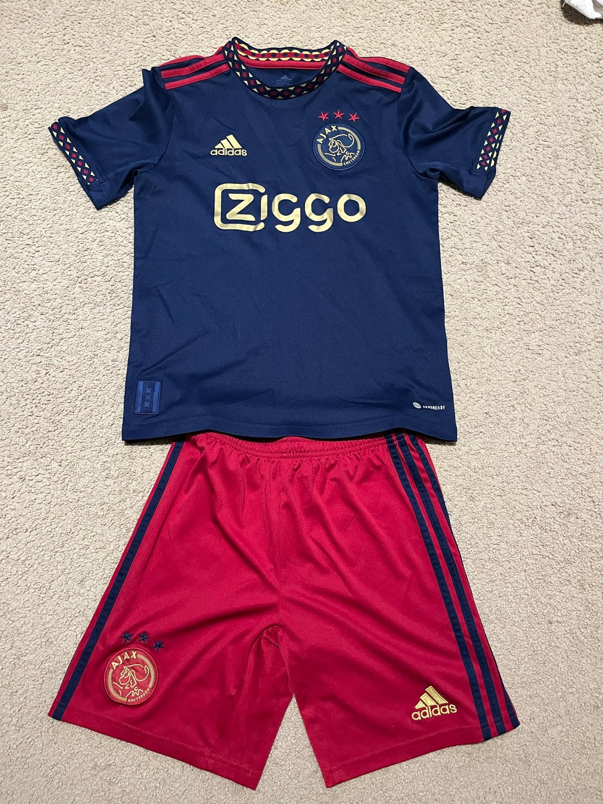 Ajax Thuistenue 2022/2023 - Shirt en Broekje (Maat 164), Kinderen en Baby's, Kinderkleding | Overige, Ophalen of Verzenden, Zo goed als nieuw