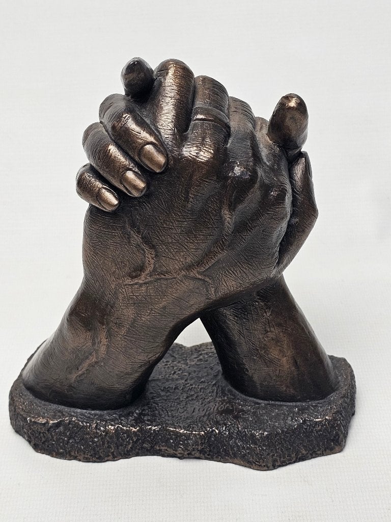 # Oliver Tupton Bronzen Beeld: Ineengeslagen Handen, Antiek en Kunst, Kunst | Beelden en Houtsnijwerken, Ophalen of Verzenden