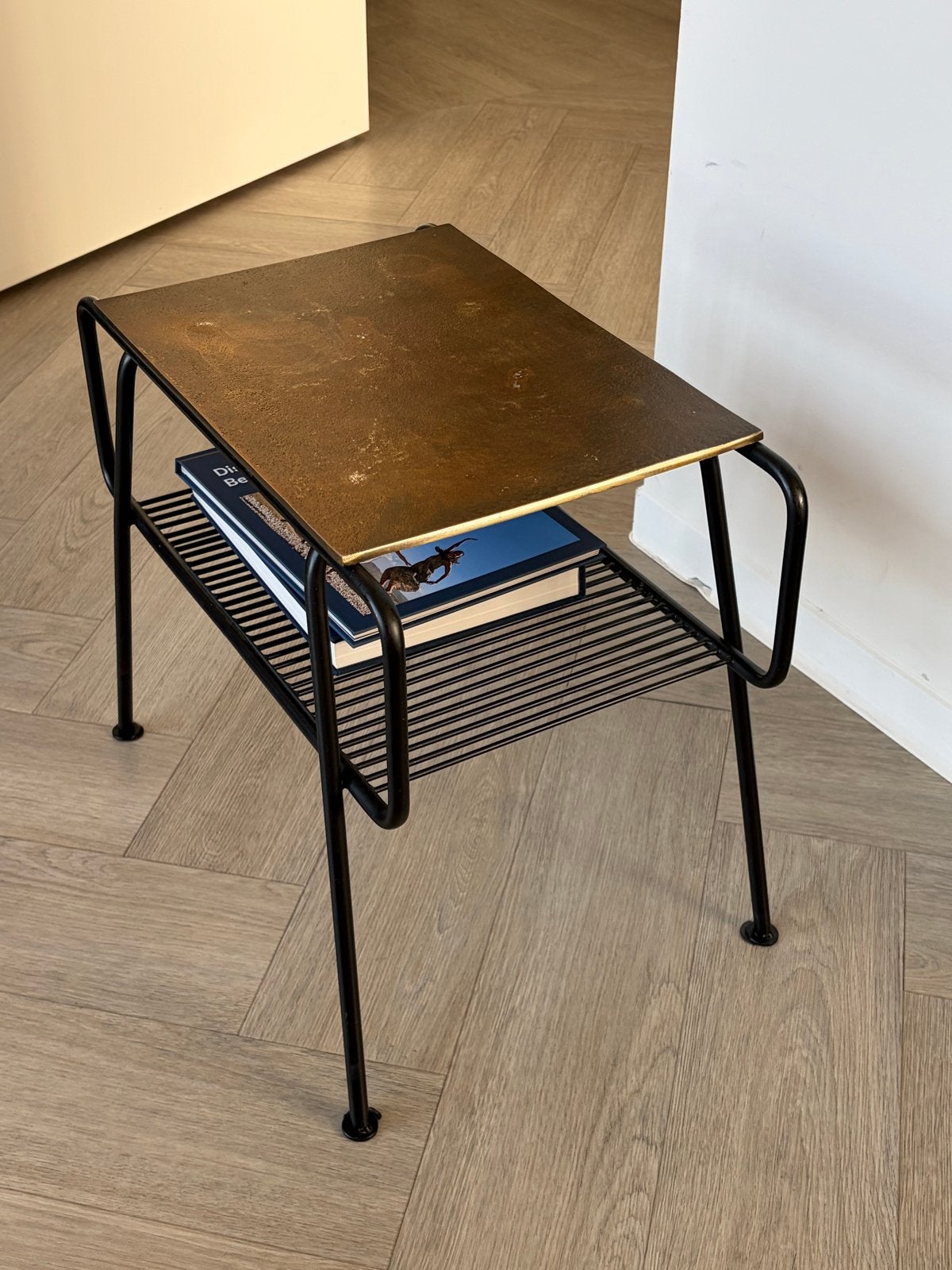 Industriële bijzettafel met zwart frame en goud/brons blad, Huis en Inrichting, Tafels | Bijzettafels, Ophalen, Minder dan 45 cm