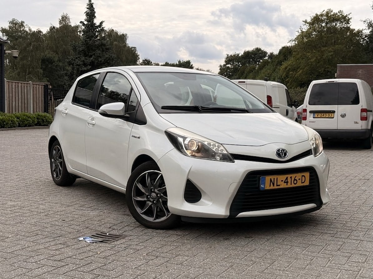 Toyota Yaris 1.5 Full Hybrid CVT APK*CRUISE CONTROL*AIRCO, Auto's, 74 pk, Zwart, 4 cilinders, Metallic lak