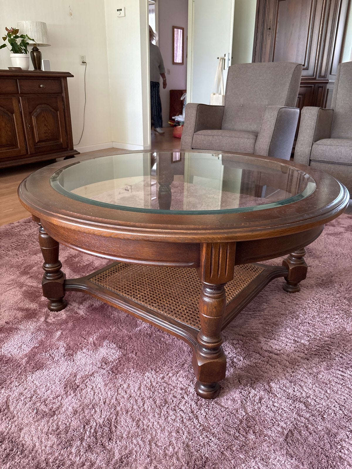Vintage rotan ronde houten salontafel met glazen plaat, Ophalen, Gebruikt, Rond, 50 tot 100 cm