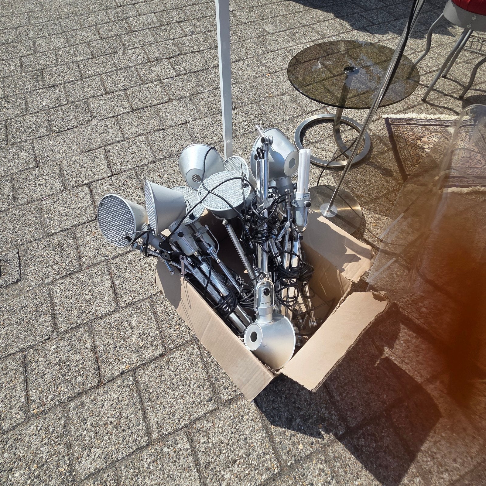 Artemide lampen, Ophalen