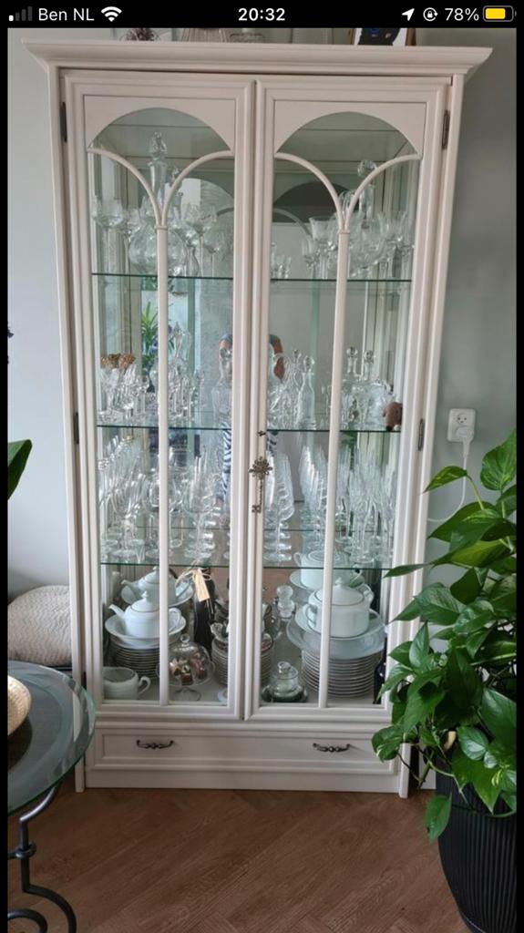Witte vitrinekast met glazen deuren en planken, Huis en Inrichting, Ophalen, Gebruikt, 100 tot 150 cm, 200 cm of meer