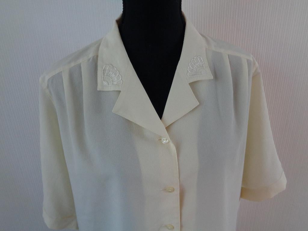 fisser maat 46 oksel tot oksel 66 cm vanille kleur, Kleding | Dames, Overige kleuren, Maat 46/48 (XL) of groter, Ophalen of Verzenden