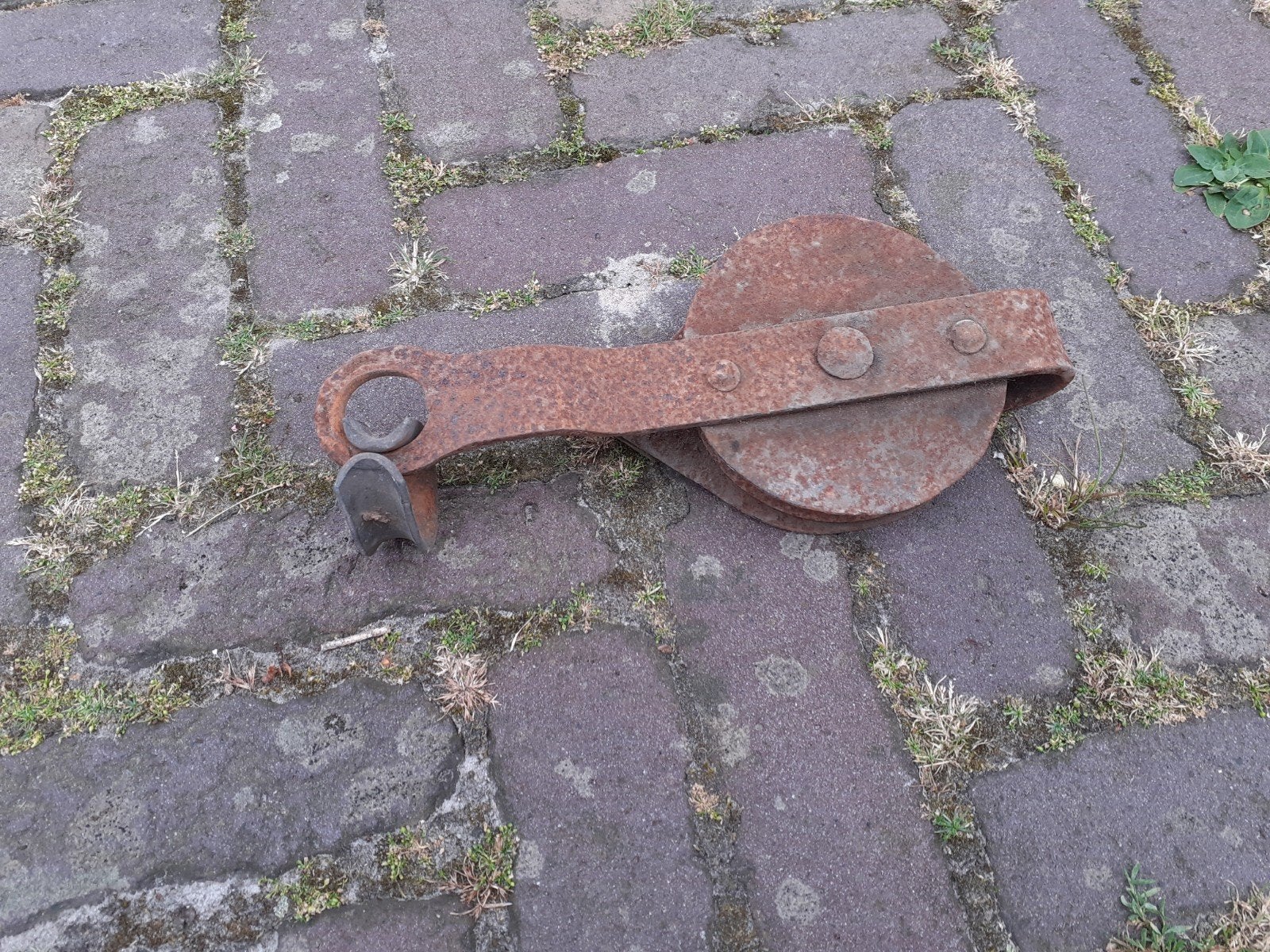 Oude roestige katrol., Doe-het-zelf en Verbouw, Ophalen, Gebruikt, Handmatig