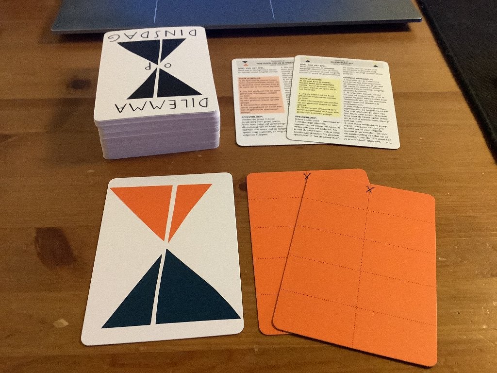 Het grote Dilemma op Dinsdag spel. Kaartspel, Ophalen of Verzenden, Gebruikt, BIS Publishers