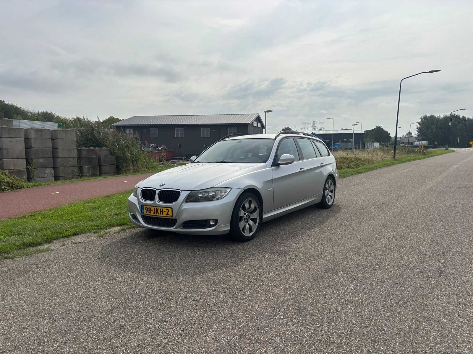 BMW 3-serie Touring 320i Business Line | 98-JKH-2 i, Achterwielaandrijving, 4 cilinders, Origineel Nederlands, Handgeschakeld