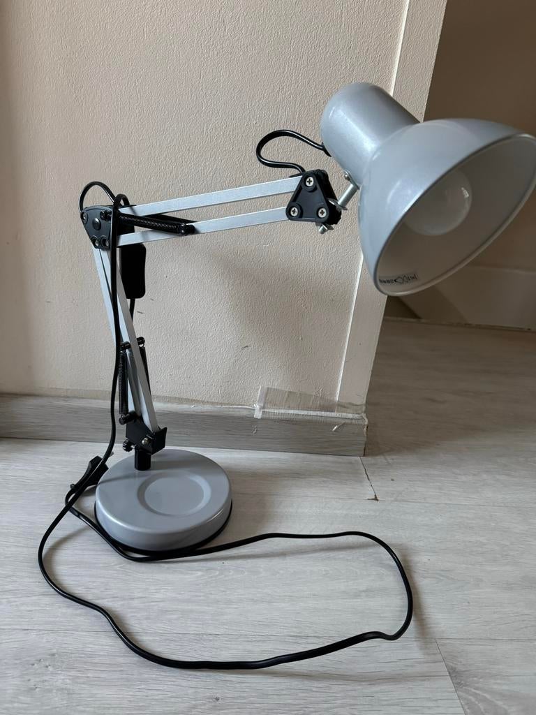 Grijze bureaulamp met verstelbare arm, Huis en Inrichting, Lampen | Tafellampen, Gebruikt, 50 tot 75 cm, Metaal, Ophalen of Verzenden