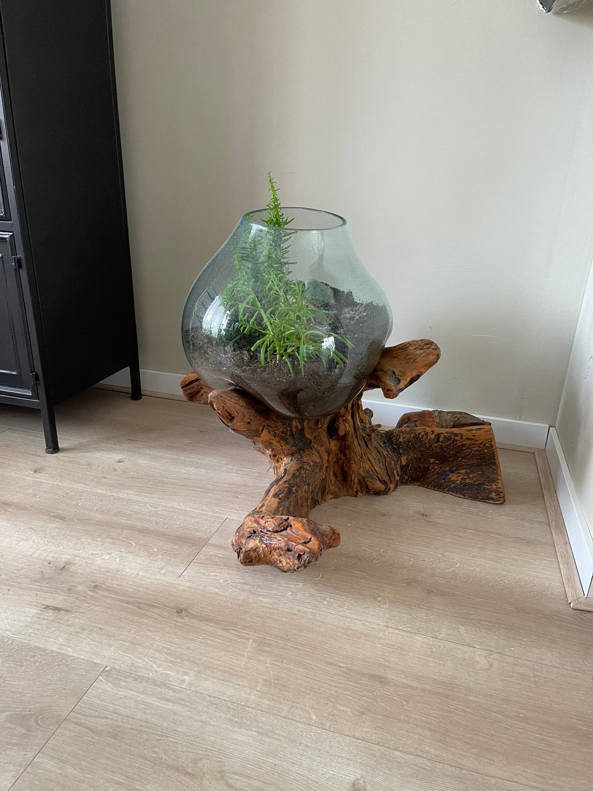 Groot Gegoten glas op boomstronk/hout. Druppelvaas op hout, Ophalen, Zo goed als nieuw