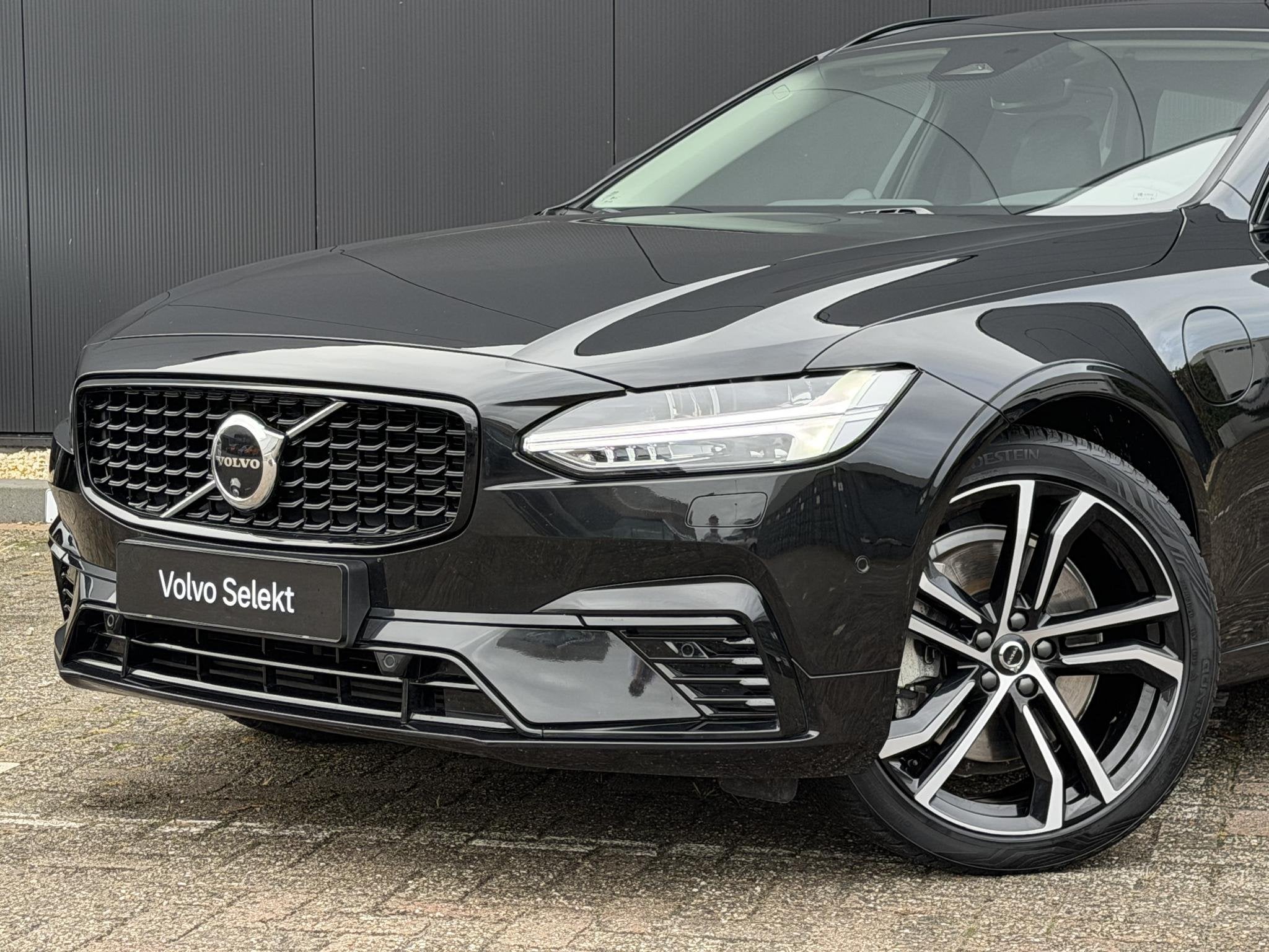 Volvo V90 2.0 T8 Plug-in hybrid AWD Ultra Dark Bowers & Wilk, Automaat, 4 cilinders, 180 min, Zwart