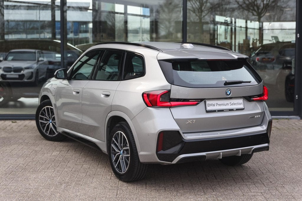 BMW X1 xDrive25e M Sport Automaat / Sportstoelen / Achteruit, Auto's, BMW, 136 pk, Gebruikt, Zwart, Met garantie (alle)