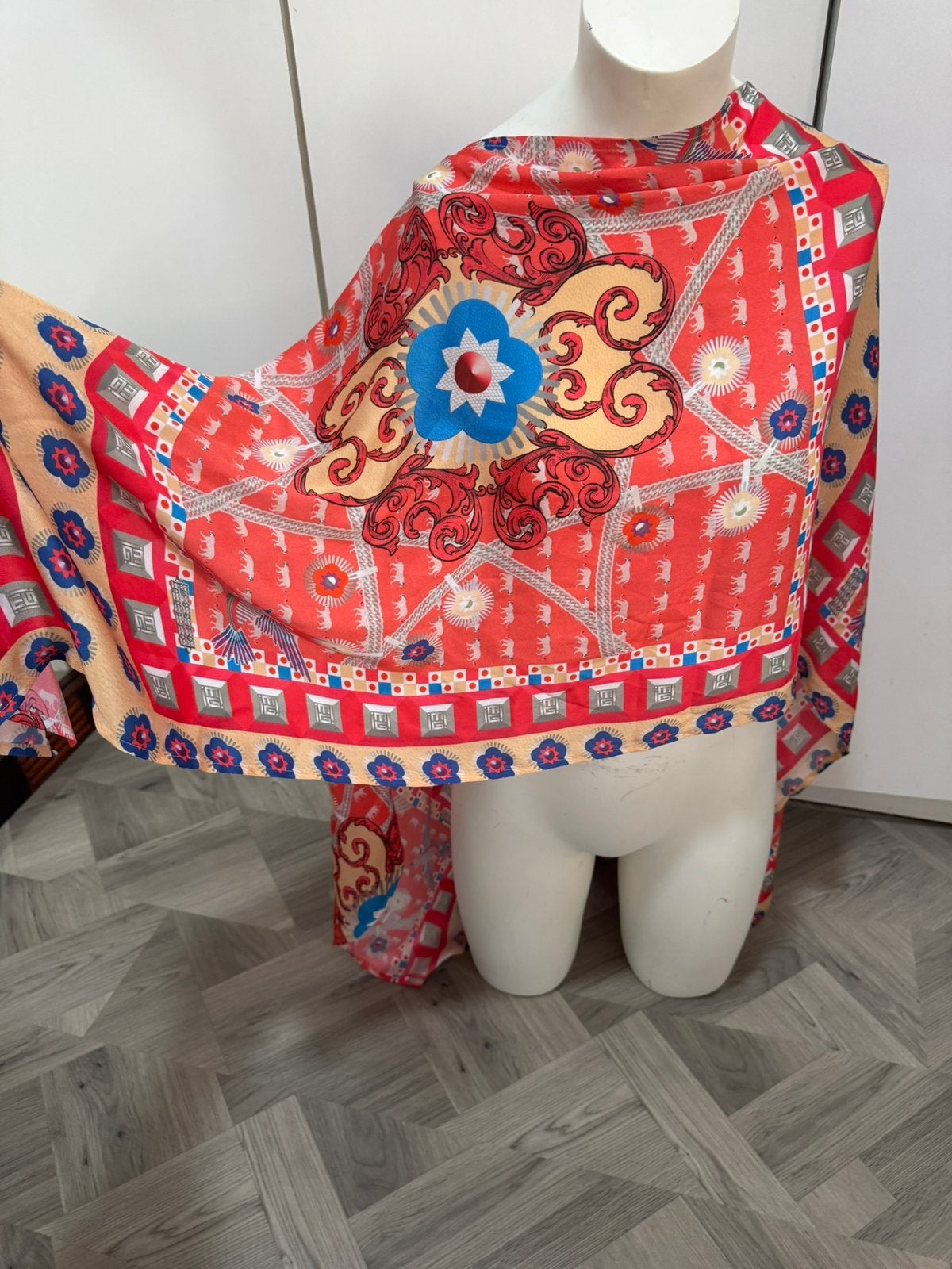 Mucho gusto poncho, Ophalen of Verzenden, Nieuw, Sjaal