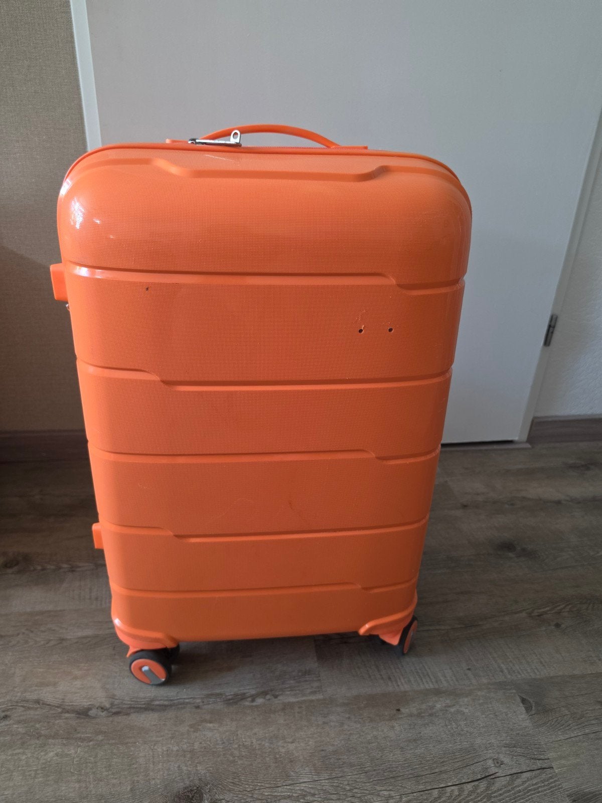 Oranje koffer met wieltjes en uitschuifbare handgreep, Sieraden, Tassen en Uiterlijk, Koffers, Wieltjes, Gebruikt, Hard kunststof
